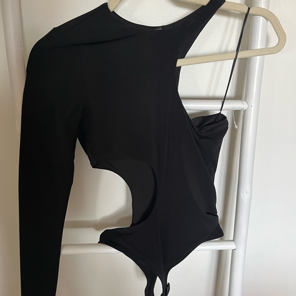 Dynamite asymmetrical one sleeve bodysuit - Picture 2 of 7